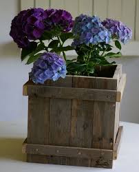 Noch Ein Blumenkubel Aus Palettenholz Sommerdeko Mit Pflanzen Und Sand Und Sonst So Blumenkubel Pflanzkubel Holz Palettenholz