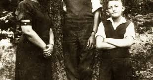 Zalman Kaplanas with his parents Etl and Moshe Kaplan