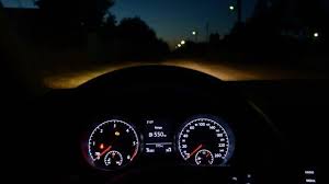 Sete dicas para dirigir à noite com segurança - Exame Pelo Bem