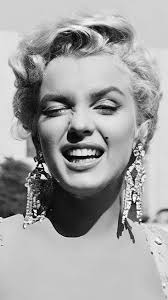 Here's that MM fan I told you all about. Enjoy her shared pictures and more  to come 🌅💋🌌