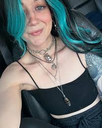 Stephanie Lewin's Instagram, Twitter & Facebook