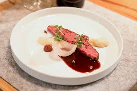Bei 56 C Uber 24 Stunden Sous Vide Gegarter Wagyu Rinderbug Mit Zweierlei Zwiebeln Als Gel Und Eingelegt Zweierlei S Fleisch Gerichte Einfache Gerichte Vakuum