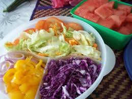 Saat anda mengonsumsi cukup serat, tubuh akan merasa kenyang lebih lama sehingga keinginan untuk makan berlebih. Simple Resepi Salad Sayur
