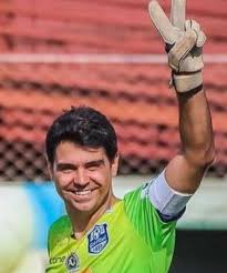 Ex-goleiro Pierre participa de troca de figurinhas da Copa em Vitória
