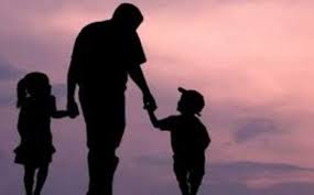 Η υπουργός ανάρτησε στο λογαριασμό της στο twitter τη συγκεκριμένη φωτογραφία που δείχνει εκείνη σε βρεφική ηλικία με τον πατέρα της να την κρατάει ψηλά. Giorth Toy Patera Onairnews Enhmerwsh Eidhseis Aitwloakarnania Dytikh Ellada Mesologgi Onairnews Enhmerwsh Eidhseis Aitwloakarnania Dytikh Ellada Mesologgi