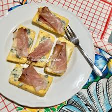 Una ricetta facile, un secondo piatto gustoso e ricco, che può essere. Crostoni Di Polenta Speck E Gorgonzola Una Pigra In Cucina