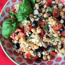 Salade De Couscous Perle Au Feta Olives Kalamata Et Tomates Cerises Roxanne Cuisine Recettes De Katherine Roxanne Veilleux Recipe Couscous Salad Couscous Food