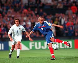 Euro 2000 cũng là giải đấu khá thành công của tiền đạo trẻ thierry henry, đứa con của thần gió đã có một sự nghiệp lẫy lừng sau khi cùng pháp anh là người giúp atletico madrid vào đến chung kết champions league mùa vừa qua và 6 bàn thắng của griezmann cũng đang giúp đội chủ nhà băng. Euro 2000 Ká»³ Euro Háº¥p Dáº«n Nháº¥t Lá»‹ch Sá»­