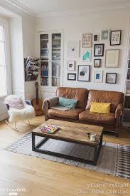 Canape En Cuir Et Fauteuil A Bascules Dans Le Salon Decoration Maison Interieur Maison Deco Appartement