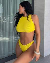 Kylie cosmetics, which had 2019 revenue of $200 million, was built on the back of a social media following that reaches more than 175 million people. Kylie Jenner Hat Sie Ihre Bikini Bilder Retuschiert