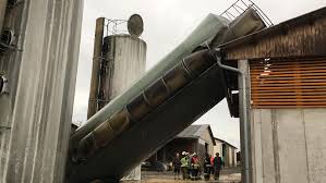 Bei den schlimmsten überschwemmungen im. Schwere Unwetter In No Silo Krachte Auf Lagerhalle Elf Baume Auf Ein Haus Kleinezeitung At