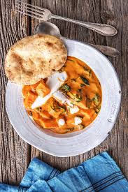 Rezept Vegetarisches Indisches Susskartoffel Korma Curry Mit Spinat Kokosmilch Und Naan Brot Leckeres Abendessen Korma Naan Brot Indisches Curry Vegetarisch