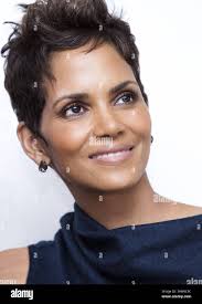 Halle maria berry immagini e fotografie stock ad alta risoluzione