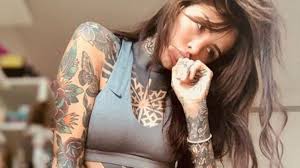 La hija del conductor marcelo tinelli se realizó el dibujo de conocé la modelo británica en la que se inspiró cande tinelli para sus tatuajes. El Curioso Tatuaje De Cande Tinelli En La Cara Que Sorprendio A Sus Fans