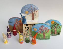 Calendrier Perpetuel Avec Waldorf Inspire Remplacable Brode Et En Partie Feutree A L Aiguille Saison Fond Couvr Waldorf Inspired Peg Dolls Perpetual Calendar
