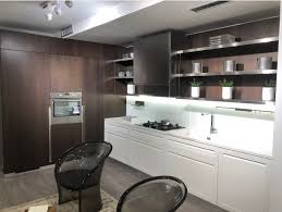 In questo caso, il rivestimento in pelle nera enfatizza l'aspetto dell'arredo rendendolo contemporaneo, elegante e glamour. Scavolini A Como In Offerta Sconti Dal 40 50 E 60