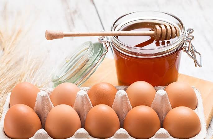 Không nên uống lòng đỏ trứng sống với mật ong vì nguy cơ Salmonella