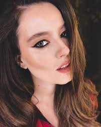 inflowawards ödül törenine beni hazırlayanlara teşekkür geliyor şimdi ;  makyaj için @makeupstudioala 'dan ona kolayca ulaşabileceğiniz @itsceylo  'ya , saç tepeden topuz modelimle by me 🤚🏼 😊 Kıyafetim de tabi ki  @lovemybody_official