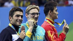 Australian swimmer mack horton (centre) is an olympic champion after beating arch rival sun yang (right) in the 400m freestyle. Schwimm Olympiasieger Mack Horton Nennt Sun Yang Dopingbetruger