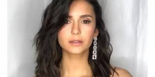 So let's see where it takes me! Nina Dobrev Nimmt Die Schere Selbst In Die Hand