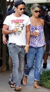 Presenting some of my favorite feet from famous sitcoms in this video. Jennifer Aniston The Hippie Wears Tie Dye On Romantic Stroll With Justin Theroux Daily Mail Online