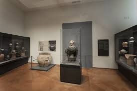 L'edificio accanto, tipico esempio di architettura razionalista del ventennio, realizzato nel 1938 come casa. File Etruscan Canopic Jars In The Museo Archeologico Nazionale Di Chiusi Jpg Wikimedia Commons