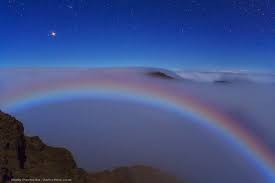 Ses couleurs sont produites par la réflexion et la dispersion de la lumière à travers les gouttelettes d'eau présentes dans l'atmosphère. Photo Un Rare Arc En Ciel Lunaire
