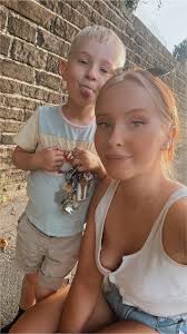 Like many dullsters I expect, I sit at my computer at lunchtime and catch  up with my emails. Of course I do this while eating. Who says men can't  multi-task? Eating a