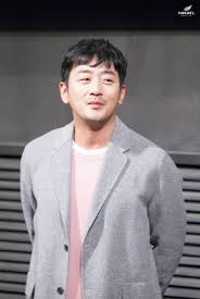 2004년 단편영화 '남성의 증명'을 연출해서 미쟝센 단편영화제 에서 최우수상을 타고, 2005년에 장편 데뷔작이자 졸업 작품 《 용서받지 못한 자 》를 제작하면서 고문관으로 고생하는 허지훈 이병을 직접 연기하기도 했고, 부산 국제 영화제에서 4개 부문 수상이라는 꽤나 화려한 데뷔를 치렀다. ì˜¤ëžœë§Œì— ì•žë¨¸ë¦¬ ë‚´ë¦° í•˜ì •ìš° Jpg ìŠ¤í€˜ì–´ ì¹´í…Œê³ ë¦¬