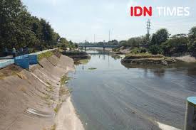 Sore hari yang sudah mulai gelap, sepasang kekasih remaja di kota semarang indonesia lagi berduaan di kamar kos. Kekeringan Meluas Debit Sungai Banjir Kanal Barat Kian Mengecil