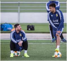 أثبتت الأشعة التي أجريت للأرجنتيني جونزالو مارتينيز لاعب فريق النصر الأول لكرة القدم، الخميس، تعرضه إلى كدمة في أسفل القفص الصدري. Ø³Ø¨ÙˆØ±Øª Ø§Ù„Ø³Ø¹ÙˆØ¯ÙŠØ© On Twitter Ø¨Ø¹Ø¯ ØªÙˆÙ‚ÙŠØ¹ Ù†Ø§Ø¯ÙŠ Ø§Ù„Ù†ØµØ± Ø±Ø³Ù…ÙŠØ§ Ù…Ø¹ Ø§Ù„Ø£Ø±Ø¬Ù†ØªÙŠÙ†ÙŠ ØºÙˆÙ†Ø²Ø§Ù„Ùˆ Ù…Ø§Ø±ØªÙŠÙ†ÙŠØ² Ø§Ù„Ù‚Ø§Ø¯Ù… Ù…Ù† Ø§ØªÙ„Ø§Ù†ØªØ§ ÙŠÙˆÙ†Ø§ÙŠØªØ¯ Ø§Ù„Ø£Ù…Ø±ÙŠÙƒÙŠ Ø§Ù„Ù…ØªÙˆÙ‚Ø¹ ÙˆØµÙˆÙ„ Ø§Ù„Ù„Ø§Ø¹Ø¨ Ø¥Ù„Ù‰ Ø§Ù„Ø±ÙŠØ§Ø¶ ÙŠÙˆÙ… Ø§Ù„Ø£Ø±Ø¨Ø¹Ø§Ø¡ Ù„Ø¥Ù†Ù‡Ø§Ø¡ Ø§Ù„Ø¥Ø¬Ø±Ø§Ø¡Ø§Øª Ø§Ù„Ù…ØªØ¨Ù‚ÙŠÙ‡ ÙˆØ§Ù„Ù…Ø´Ø§Ø±ÙƒØ© Ù…Ø¹ Ø§Ù„ÙØ±ÙŠÙ‚ Ø£Ø³ÙŠÙˆÙŠØ§