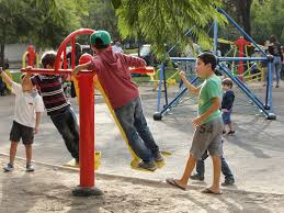 Harta de los ninos jugando al futbol en la calle los ninos se dedican a pegar pelotazos en la puerta de mi casa y en el porton del garage a las rejas de casa la fachada etc. Proyecto Salir A Jugar En La Ciudad De Las Ninas Y Ninos