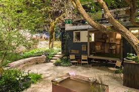 Bevortugte nahrungspflanze für die raupe des aurorafalters. Ein Schweizer Garten 03 17