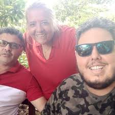 Ele tinha gasto todas as economias nas bodas dos pais, mas a covid-19 o  levou antes da festa'