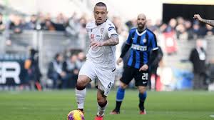 Nainggolan çiftinin cagliari'ye dönmek istemesinde asıl etken cagliari'nin nainggolan için inter'e kiralama ücreti vermeyeceği ve tecrübeli futbolcuya yıllık 4.5 milyon euro ödeyeceği açıklandı. Radja Nainggolan Revient A Cagliari