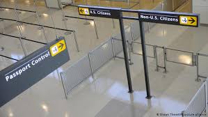 Mai 2019 bekanntgab, müssen bei der beantragung von visa für die usa ab sofort informationen über social media accounts eingetragen werden, sofern ihr in den sozialen netzwerken unterwegs seid. Zoff Um Einreisestopp In Die Usa Aktuell Amerika Dw 19 01 2021