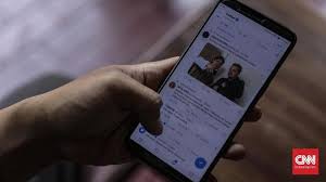 Ria ricis mengaku bahwa dirinya memang jarang bertemu dengan harris karena kesibukan meski sering bersama, baik ria ricis dan harris vriza mengakui hubungannya hanya sekadar berteman hal itu diungkapkan ria ricis dalam tayangan kanal youtube kh infotaiment pada rabu, (14/4/2021). Netizen Kritik Konten Youtube Pemakaman Ayah Ria Ricis