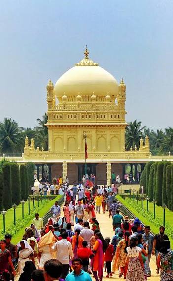 This is the Gumbaz in Srirangapatna, Karnataka, India. 🇮🇳 It is the mausoleum of Tipu Sultan, the ruler of the Kingdom of Mysore.