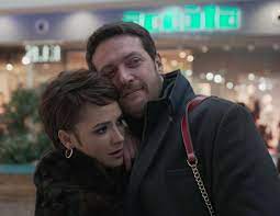 В 1990 году поступил в высшее театральное училище имени бориса щукина на курс в. Serial Holodnye Berega Aktery