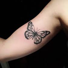 Las mariposas son criaturas muy populares entre los amantes de los tatuajes, principalmente mujeres, aunque también hay hombres que se deciden a un tattoo con la mariposa como diseño. Hermosos Tatuajes De Mariposas Ideas Disenos Y Significados Para Hombre Y Mujer