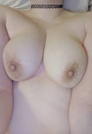 F]eeling uninspired, so here are some bare boobs Foto Porno - EPORNER