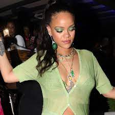 Rihanna Elevates Her Breezy Beach Look With This Surprising Shoe Rihanna Jewelry Rihanna Style Rihanna