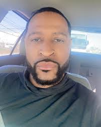 Mario Leslie's Instagram, Twitter & Facebook