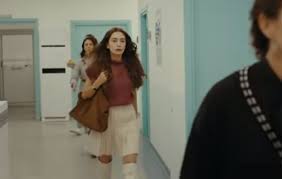 Star tv'nin sevilen dizilerinden sefirin kızı, başroldeki neslihan atagül doğulu'nun hayat verdiği nare çelebi karakteriyle de büyük beğeni topluyor. Izleyiciye Artik Gina Geldi Sefirin Kizi Dizisinde Bir Garip Ruj Bot Ve Etek Meselesi