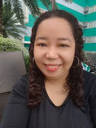 A woman wit no eye lashes no makeup But with natural beauty Bless us with a  pic...