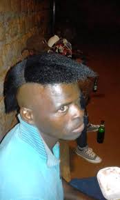 E le Desmond Mabuza a tshwere ke letswai anwa chibuku aii madeze marr 😅🤣