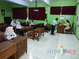 Aug 18, 2020 · kalau udah kayak gini nih yang jadi bikin kangen suasana sekolah. Hari Pertama Pelaksanaan Belajar Tatap Muka Begini Suasana Sekolah Di Kota Blitar Jatim Times