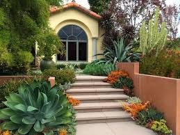 Simple But Elegant Front Yard Landscaping Ideas On A Budget Homybuzz Mediterranean Landscape Design Succulent Landscape Design Succulent Landscaping