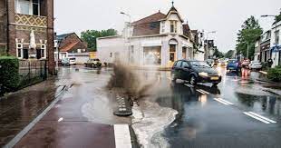 Studio noodweer is een professionele tekenstudio in nijmegen en bestaat uit zeven tekenaars. Putdeksels Springen Door Noodweer Uit Tilburgse Straat Holy Shit Tilburg E O Bd Nl