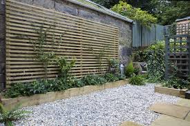 revive a dark damp part of a garden treillis jardin deco mur exterieur jardin amenagement jardin